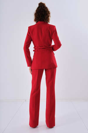 Costum rosu, cu curea cu accesorii aurii [1]