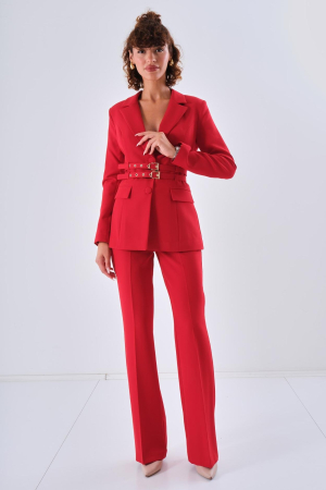 Noutati - Costum rosu, cu curea cu accesorii aurii