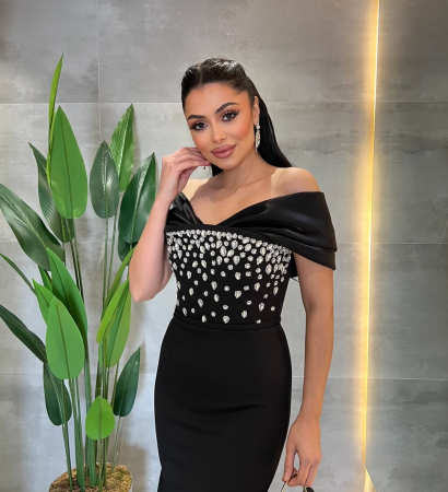 Rochie creion elegantă, de culoare neagră, cu decolteu tip barcă pe umeri [1]