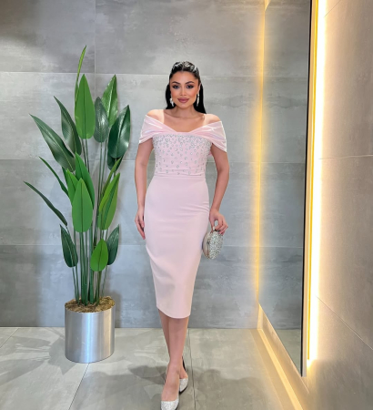 Rochii - Rochie creion elegantă, de culoare roz pudra, cu decolteu tip barcă pe umeri