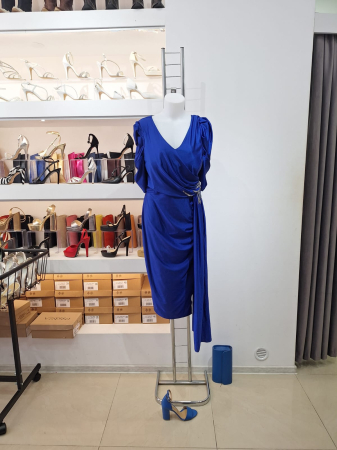 Rochie de Ocazie Midi Albastru Regal cu Drapaj Asimetric și Broșă din Cristale – Colecția Plus Size [1]