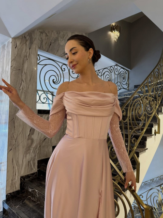 Rochie lungă de ocazie, realizată într-o nuanță sofisticată de roz prăfuit [1]