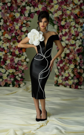 Rochie midi eleganta neagra accesorizata cu floare alba [0]