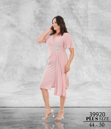 PLUS SIZE - Rochie Midi Elegantă Roz Pudră Plus Size drapata cu Broșă din Cristale