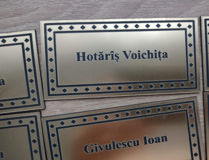 Placute gravate pe material auriu [4]