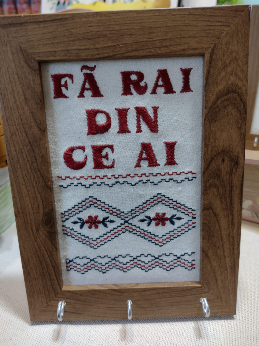 Tablou brodat cu suport de chei [1]