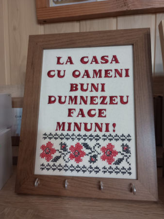 Icoane brodate - Tablou brodat cu suport de chei