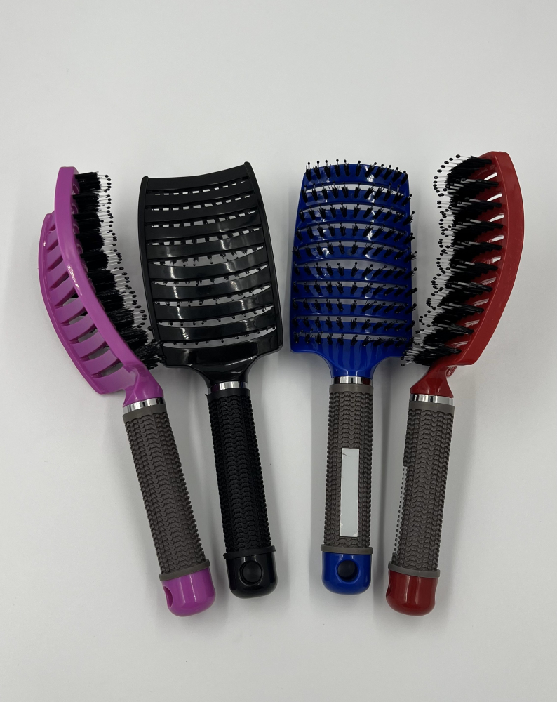 Perie curbată albastra din plastic pentru păr, cu peri variabili, se adaptează conturului capului, facilitând descurcarea, coafarea și netezirea parului [2]