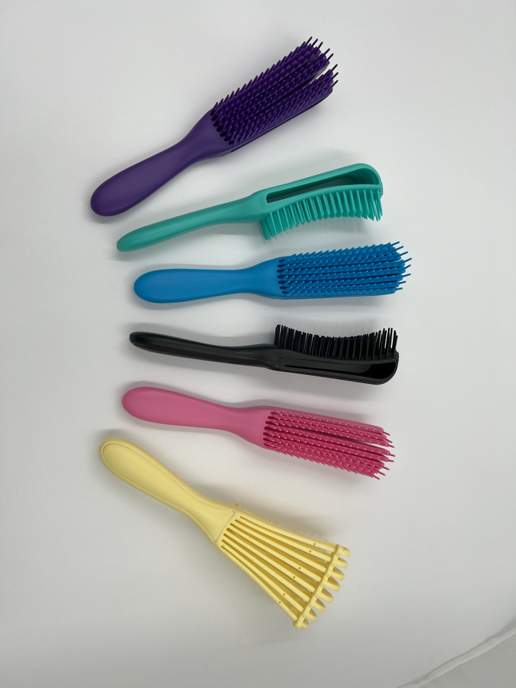 Perie par reglabila din plastic negru, cu maner ergonomic,  personalizeaza nivelul de descurcare și netezire, in functie de textura și nevoile părului [4]
