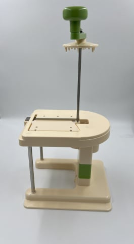 Aparat manual de tocat varza, din plastic alb, cutite metalice, robust și ușor de utilizat [1]