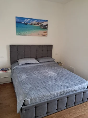 Dormitor Regal cu Pat Tapitat cu dulap 250x200 usi glisante cu Oglinda, noptiere si comoda [5]