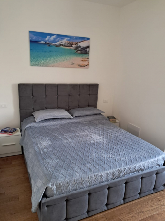 Dormitor Regal cu Pat Tapitat Stofa Gri cu dulap 250*200 usi glisante Alb&Antracit cu Oglinda, noptiere si comoda [5]