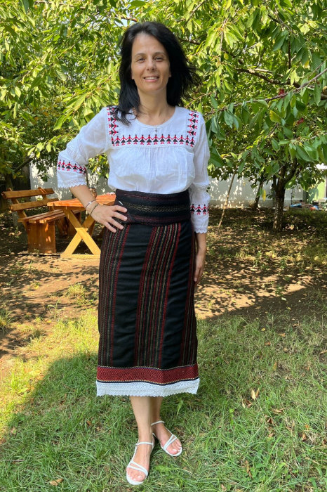 Catrinta cu broderie roșie [2]