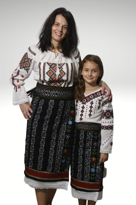 Catrinta cu broderie argintie si flori [5]