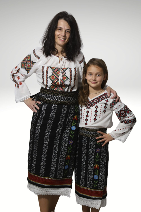 Catrinta cu broderie argintie si flori [4]