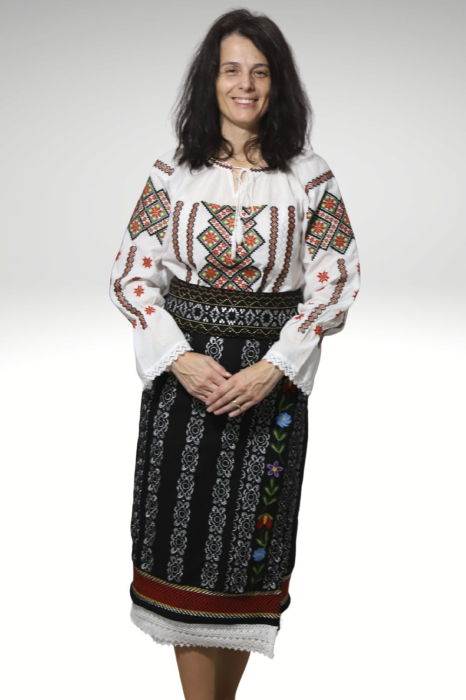 Catrinta cu broderie argintie si flori [2]