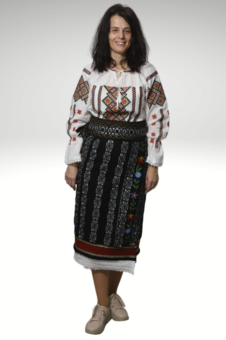 Catrinta cu broderie argintie si flori [3]