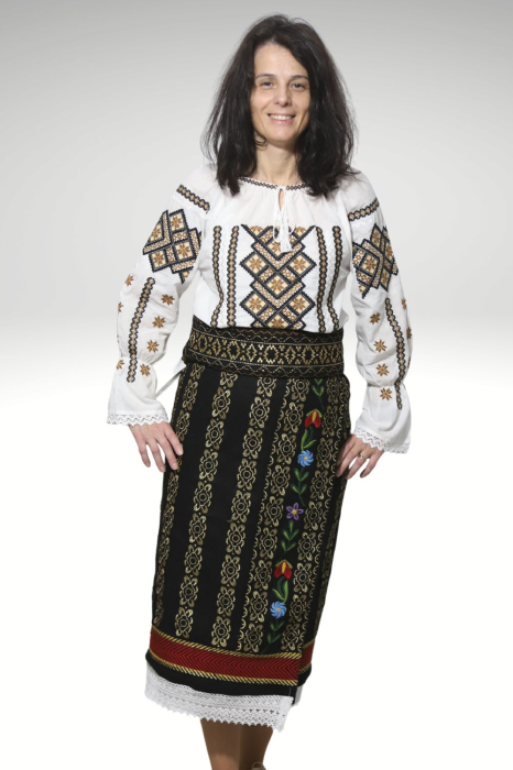 Catrinta cu broderie aurie si flori [2]