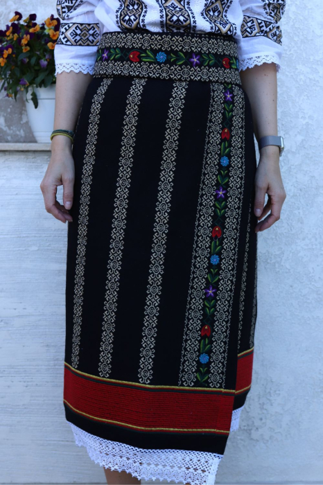 Catrinta cu broderie bej si flori [4]