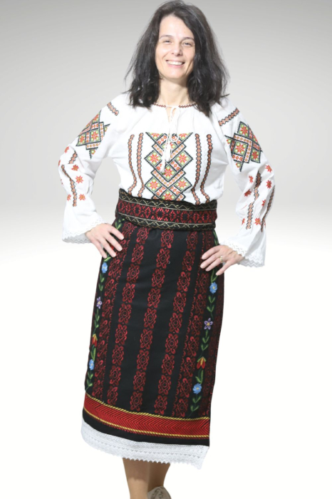 Catrinta cu broderie rosie si flori [3]