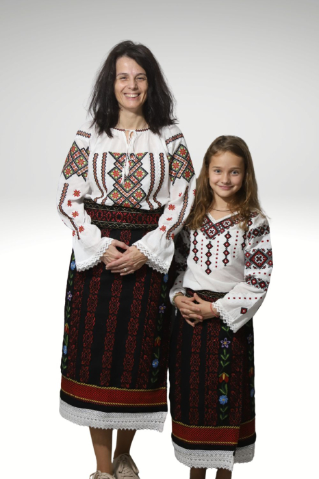 Catrinta cu broderie rosie si flori [2]