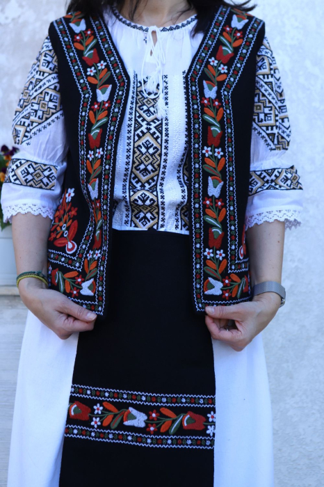 Compleu damă tradițional Roxana broderie colorata [3]