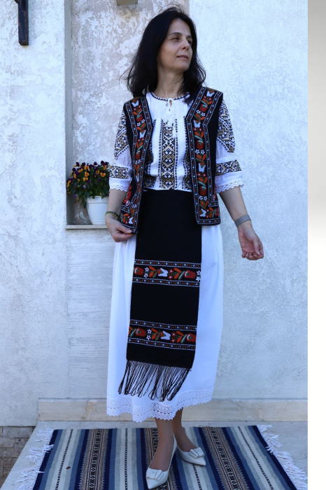 Compleu damă tradițional Roxana broderie colorata [2]