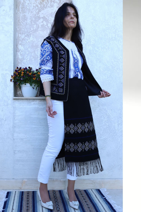 Compleu damă tradițional bradut broderie albastra si bej [2]