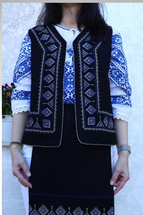 Compleu damă tradițional bradut broderie albastra si bej [4]