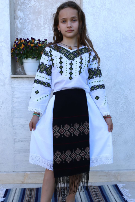 Fotă traditionala copii bradut broderie grena si bej [2]