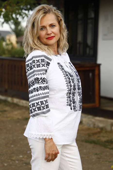 Ie dama Ana broderie neagra [4]