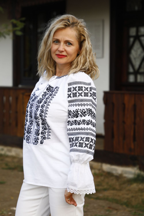 Ie dama Ana broderie neagra [3]