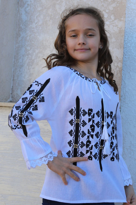 Ie fete Emilia [3]