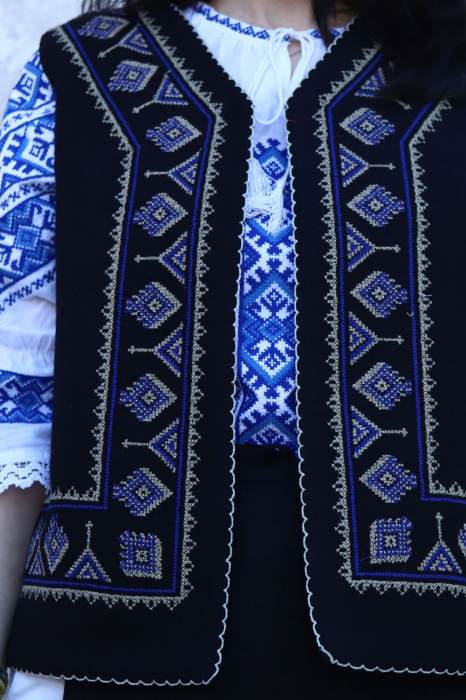 Vestă damă bradut broderie albastra [4]