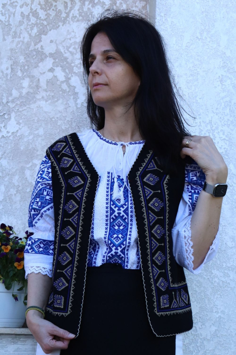 Vestă damă bradut broderie albastra [3]
