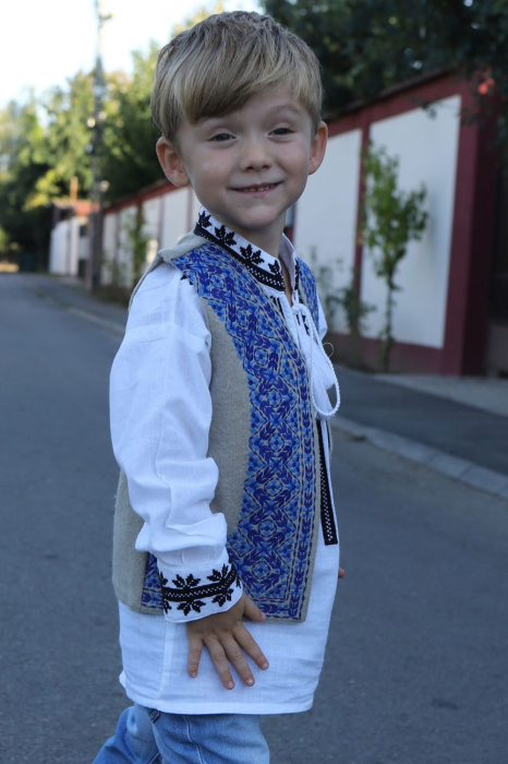 Vesta traditionala copii culoarea bej broderie romburi regale albastre [3]
