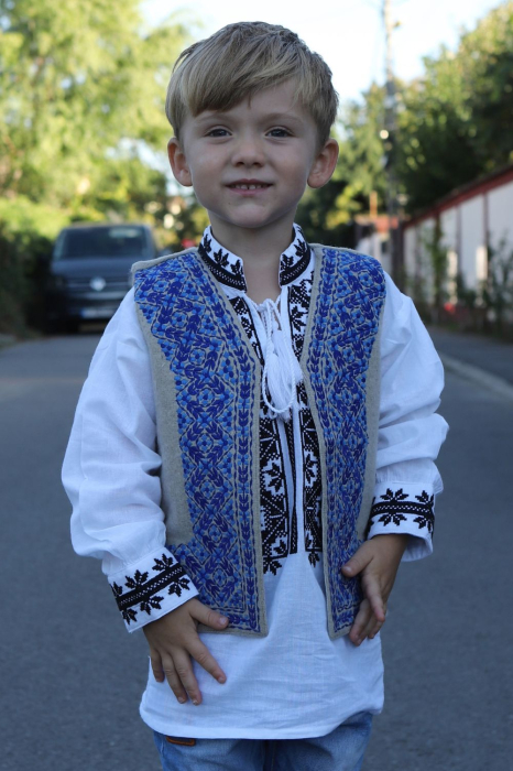 Vesta traditionala copii culoarea bej broderie romburi regale albastre [2]