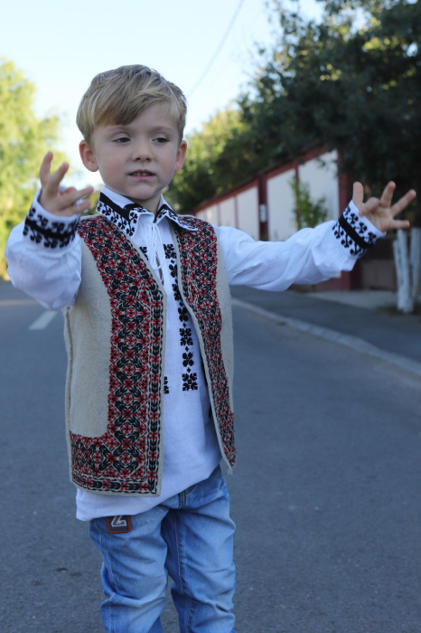 Vesta traditionala copii culoarea bej broderie romburi regale rosii [3]