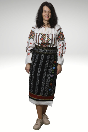 Catrinta cu broderie argintie si flori [2]