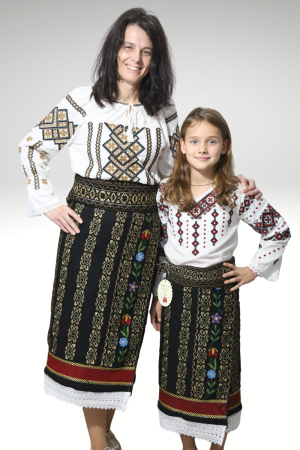 Catrinta cu broderie aurie si flori [2]