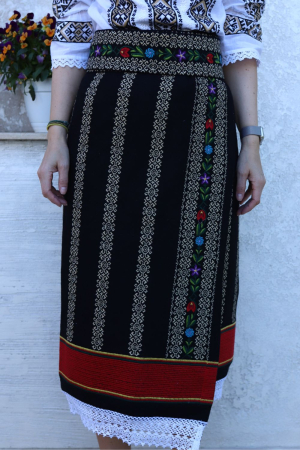 Catrinta cu broderie bej si flori [3]