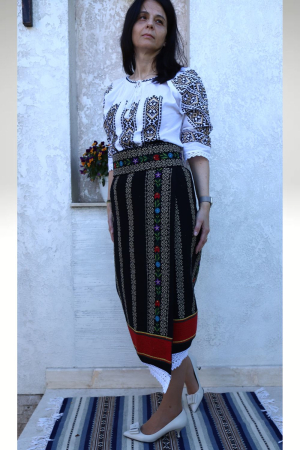 Catrinta cu broderie bej si flori [1]