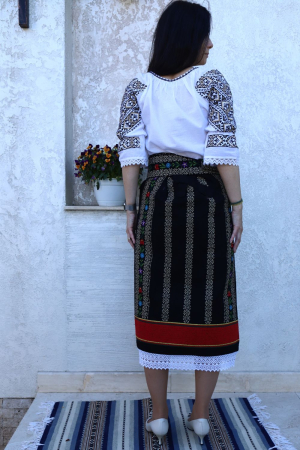 Catrinta cu broderie bej si flori [2]