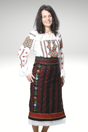 Catrinta cu broderie rosie si flori [3]