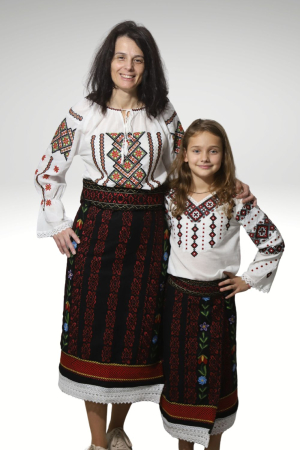 fote si catrinte - Catrinta cu broderie rosie si flori