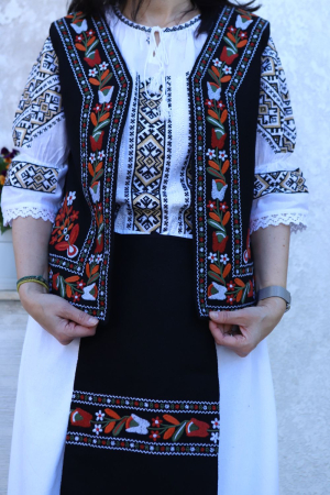 Compleu damă tradițional Roxana broderie colorata [2]