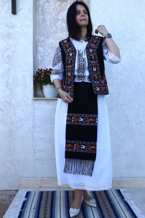 Dama - Compleu damă tradițional Roxana broderie colorata