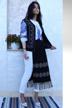 Compleu damă tradițional bradut broderie albastra si bej [1]