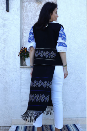 Compleu damă tradițional bradut broderie albastra si bej [2]