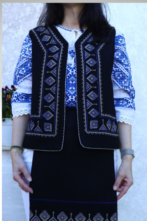 Compleu damă tradițional bradut broderie albastra si bej [3]